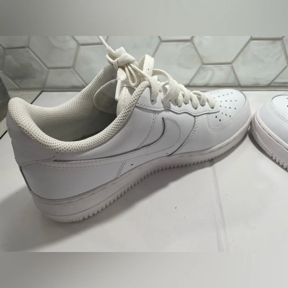 Nike Air Force 1 Low Sneakers Size 10 White Woman's DD8959-100 Great Shape